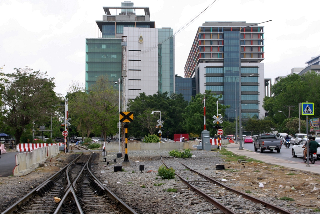 Dort, wo sich bis 2003 die Gleisanlagen der alten Thon Buri Station befanden stehen heute die Gebäude des Sirirat Hospital. - Im Bild vom 24.März 2024 erkennt man im Vordergrund die Reste der Zufahrtsgleise. Im linken Gleis welches einst zu den Lagerhäusern führte befindet sich, wie auch schon damals, die Zufahrtsweiche zum Depot Thon Buri.