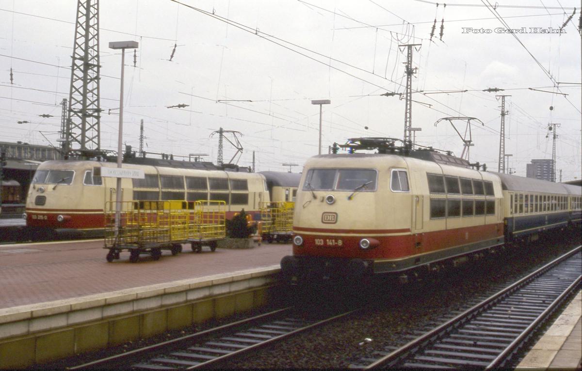 Dortmund HBF am 4.3.1988 von rechts:
103141 mit IC 523 und 103215 mit IC 613 um 11.43 Uhr.