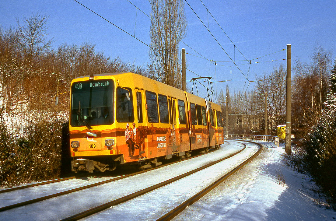 Dortmund Tw 109 beim Erreichen der Endstelle Grotenbachstrae in Hombruch, 06.02.1996.