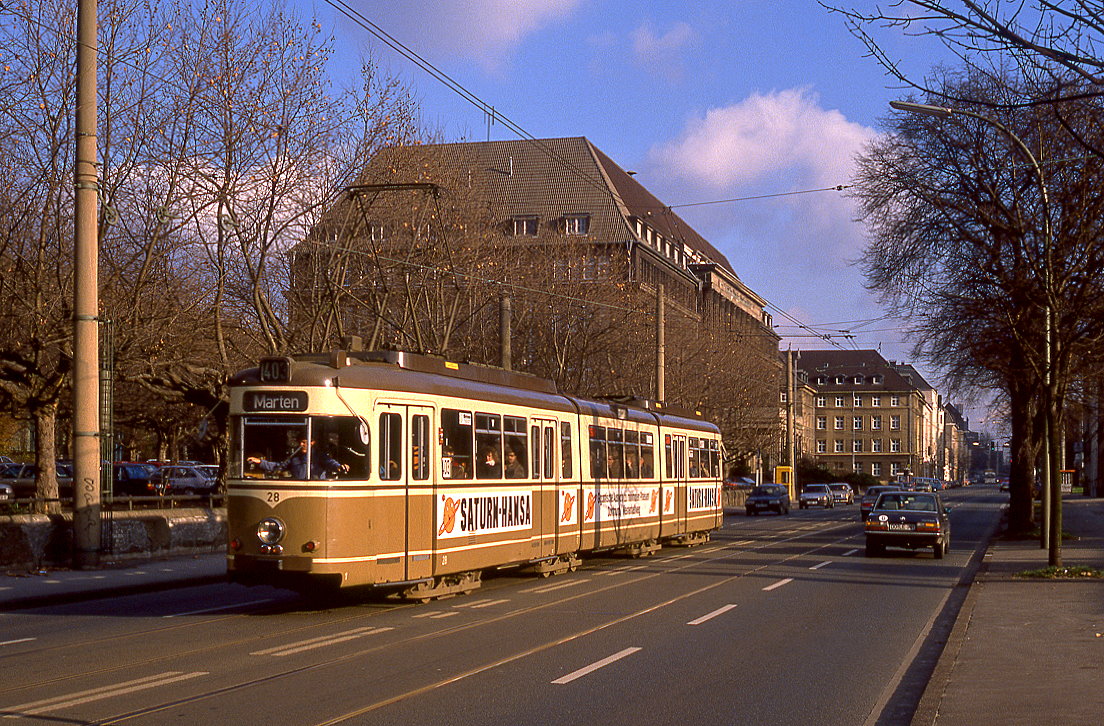 Dortmund Tw 28 in der Rheinischen Strae vor der alten Hoesch Hauptverwaltung, 21.11.1988.