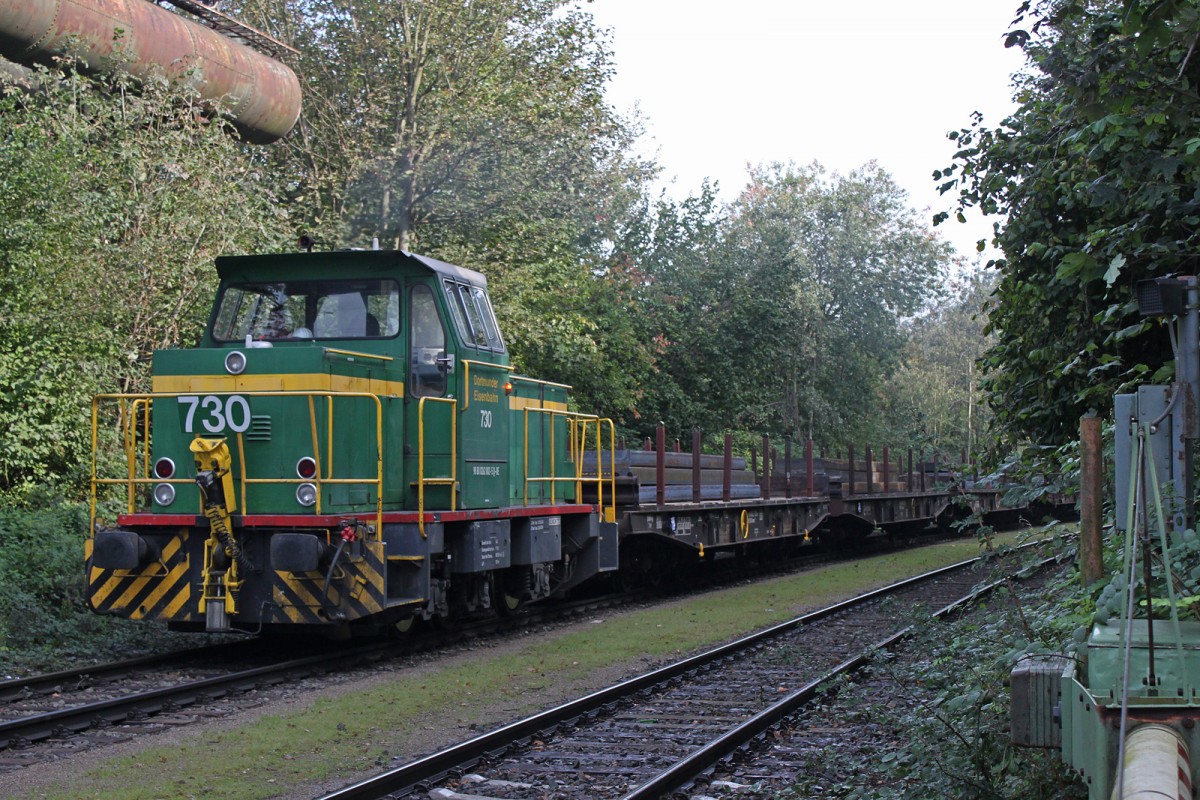 Dortmunder Eisenbahn 730 kam am 11.10.14 mit einem Brammenzug vom Bf Bochum-Präsident und fuhr weiter zu den Stahlwerken in Bochum. Hier kurz vor der Einfahrt der Bochumer Stahlwerke.