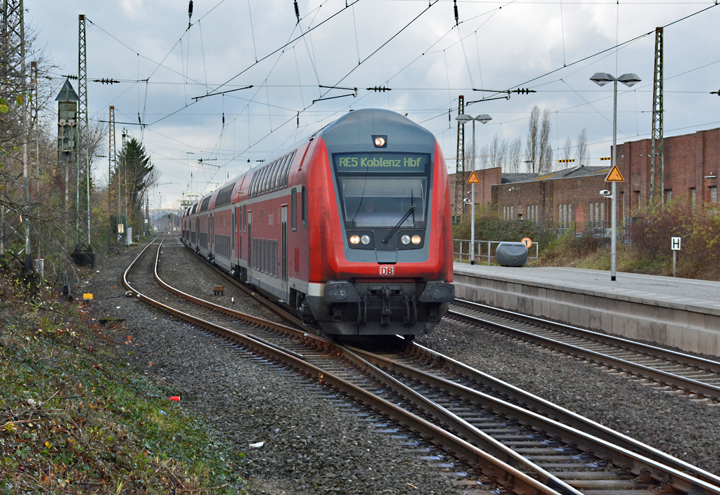 Dosto-Steuerwagen des RE5 in Front nach Koblenz durch den Bf Sechtem - 28.11.2015