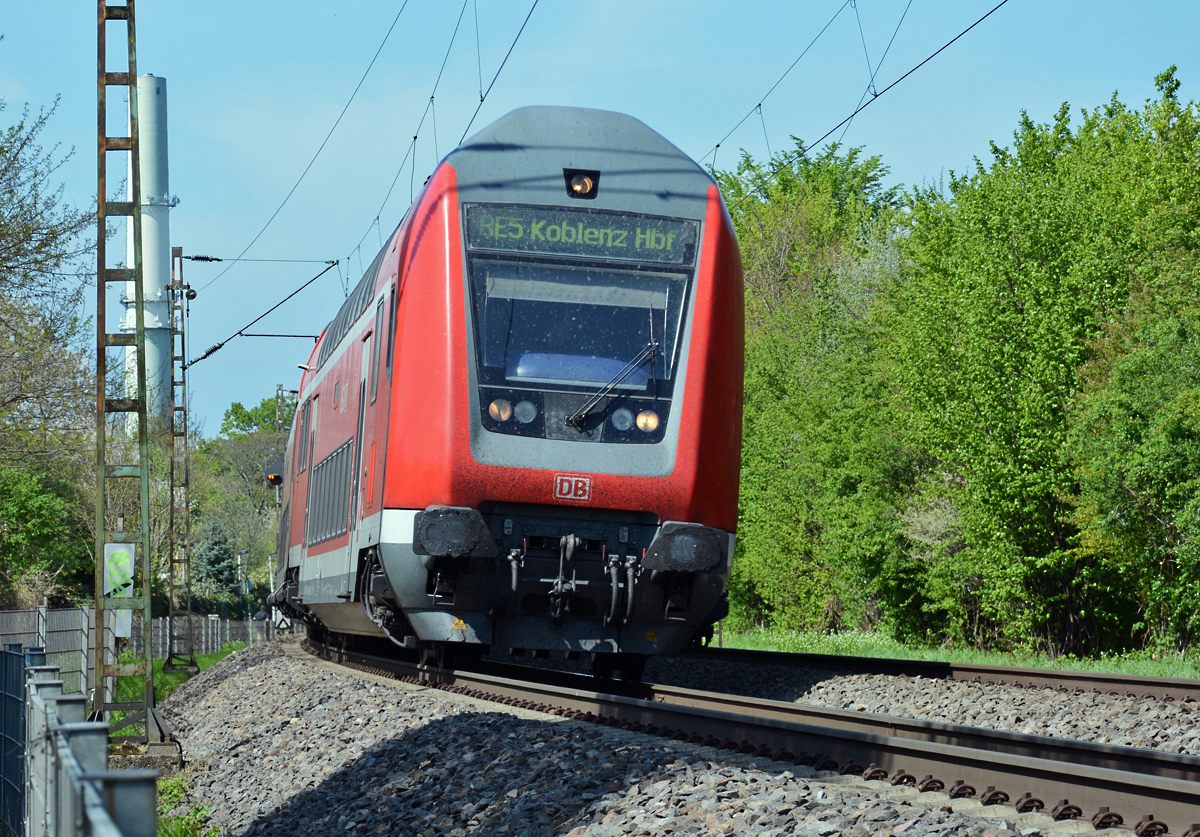 Dosto-Steuerwagen in Front als RE5 nach Koblenz in Bonn-Friesdorf - 24.04.2015