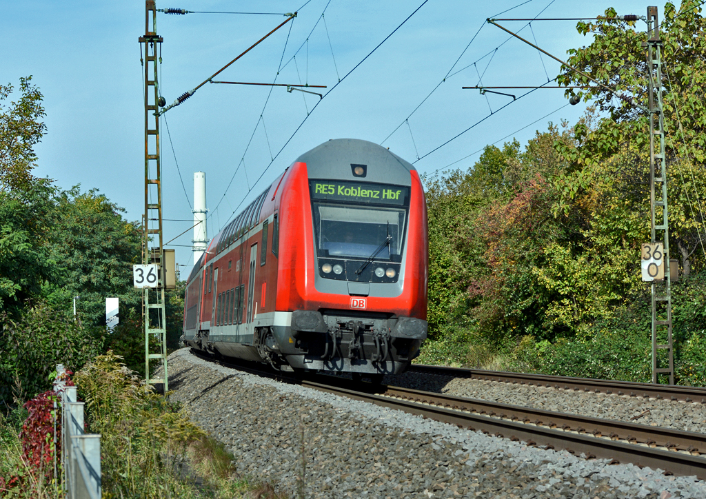 Dosto-Steuerwagen in Front eines RE5 nach Koblenz durch Bonn-Friesdorf - 12.10.2015