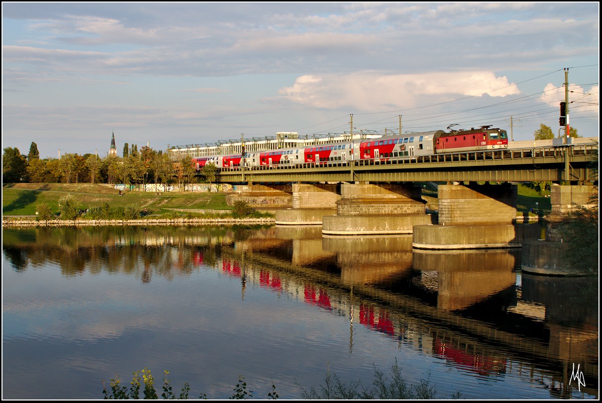 Dosto-Zug mit 1144.235 auf der Brücke über die neue Donau in Wien. (26.09.2017)