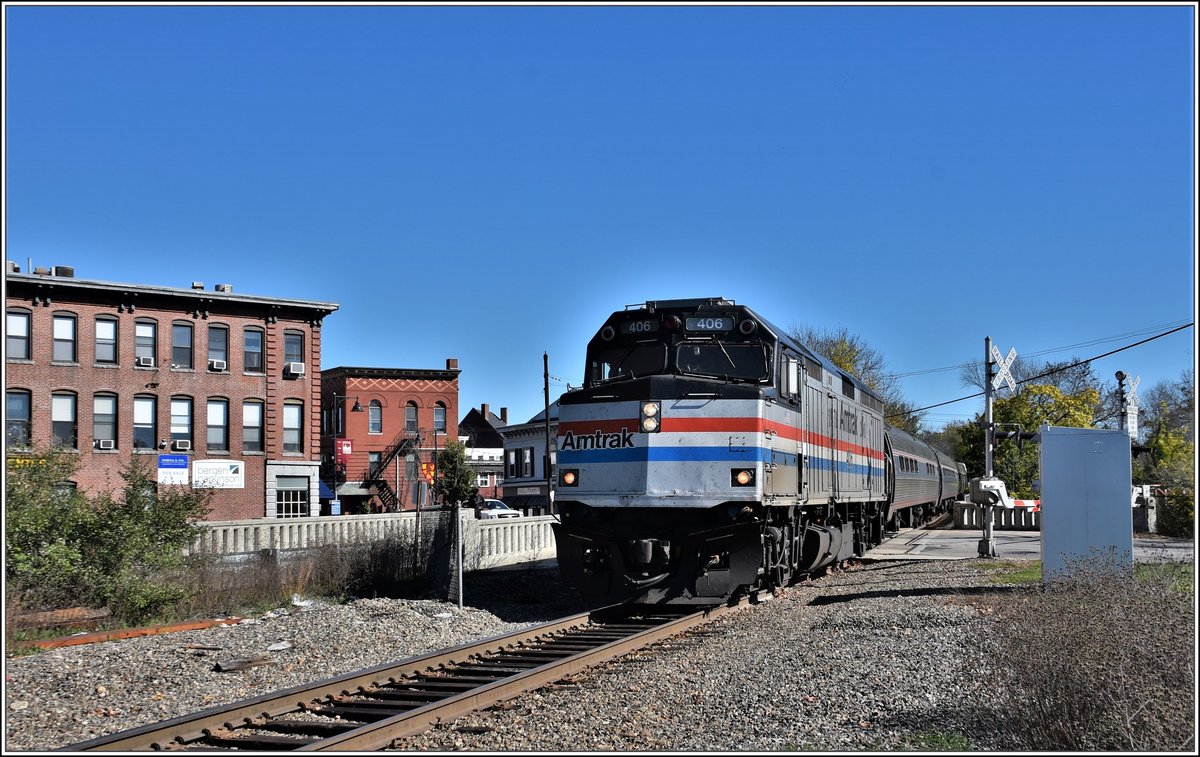 Downeaster Train684 von Brunswick nach Boston North Station in Saco/Maine. Der Zug verkehrt in Sandwichformation mit der EMD F40PHR 406 an der Spitze und der Genesis GE P42DC 136 am Schluss und 5 dazwischengereihten Amfleet coaches. (17.10.2017)