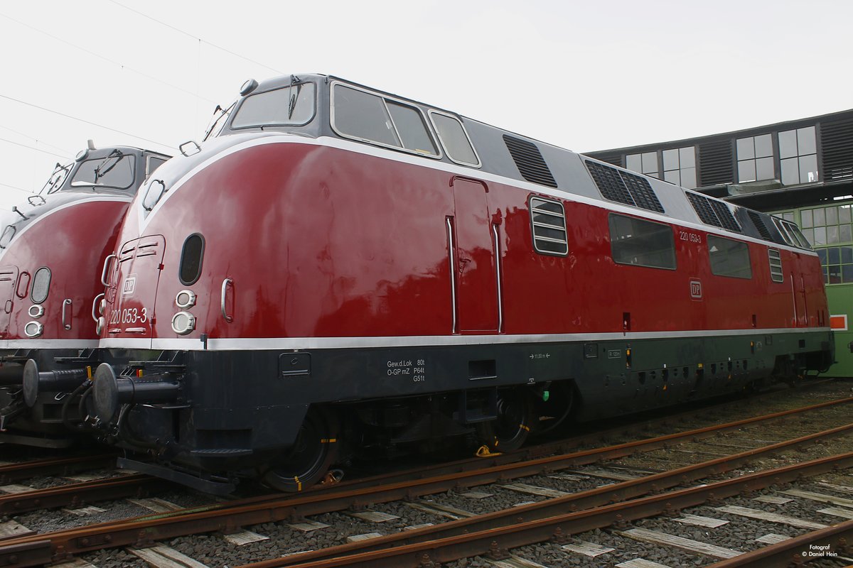 DP 220 053-3 in Altenbeken, Juli 2017.