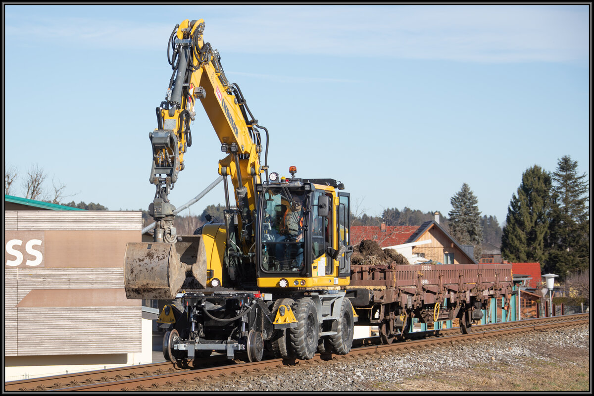 DPB baggert in Frauental Bad Gams herum ,.... 
Kabeltröge für die neue Sicherungstechnik der GKB Strecke werden in diesen Tag verlegt . 17.02.2022
