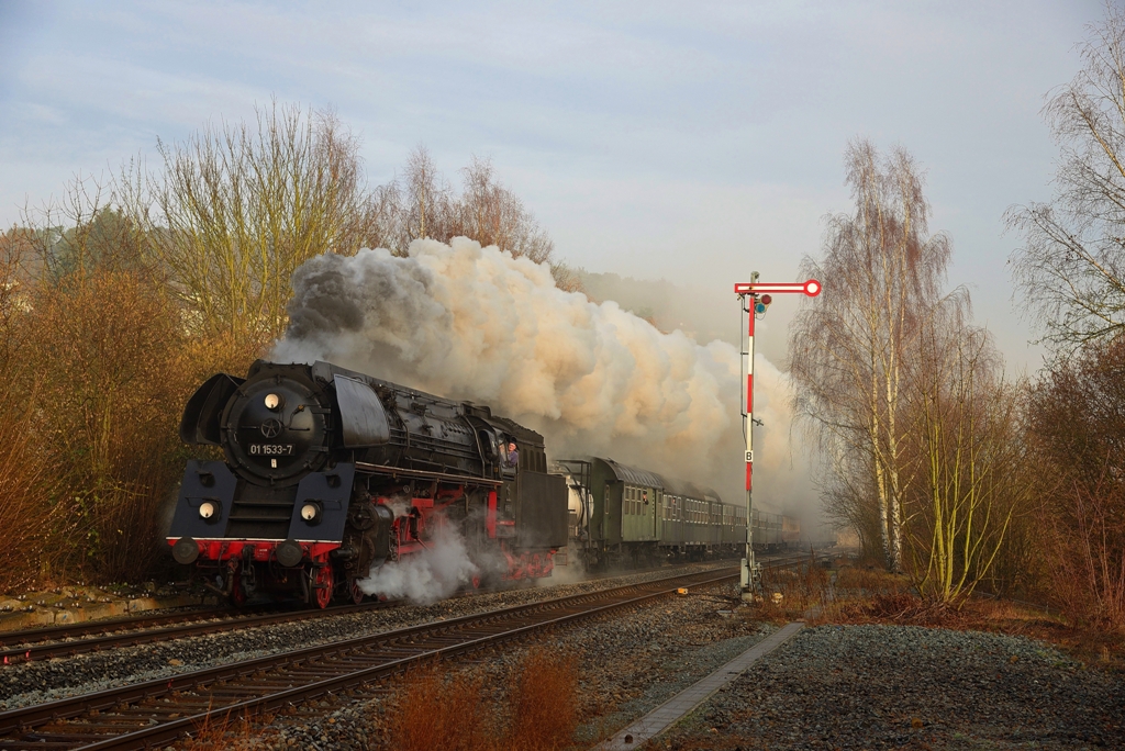 DPE 24054 gezogen von 01 1533-7 durchfahrt am frühen morgen des 27.12.15 der kleinen Ort Stockhausen(Lahn) an der Lahn. 