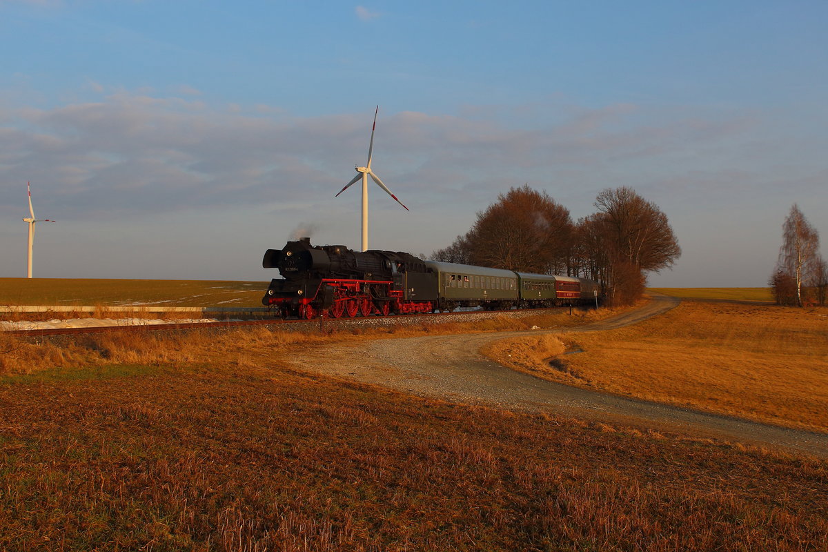 DPE 24056 von Neuenmarkt - Wirsberg nach Weimar mit der 03 2155 nahe Pausa/Vogtland. Aufgenommen am Nachmittag des 24.03.2018