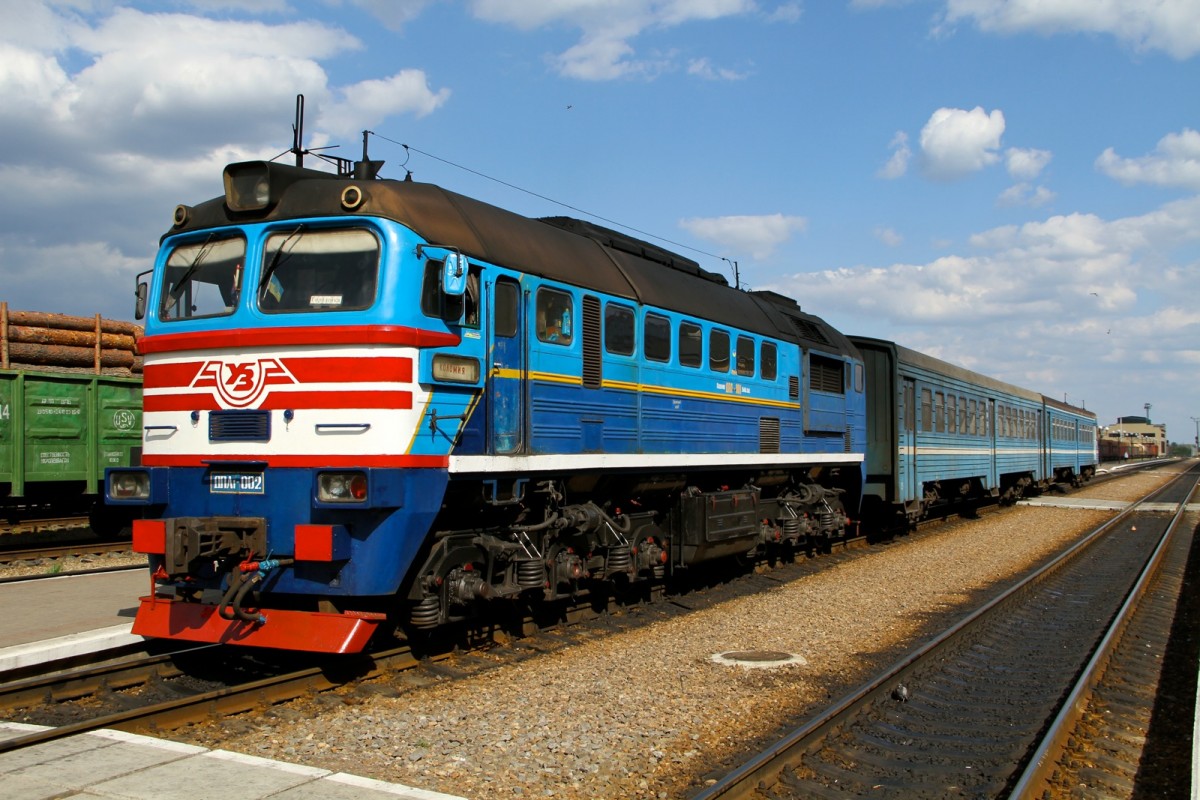 DPL1-002 im Bahnhof Kolomea am 1 Mai 2015.
