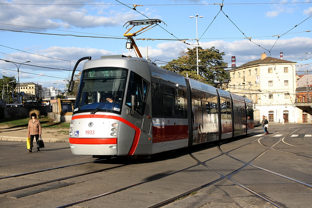 DPMB 13T 1933 am 29.September 2018 bei der Haltestelle Hlavni nadrazi.