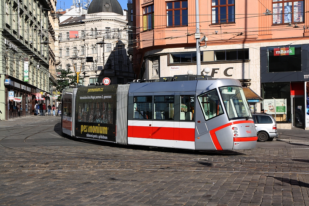 DPMB 13T 1942 am 29.September 2018 bei der Haltestelle Hlavni nadrazi.