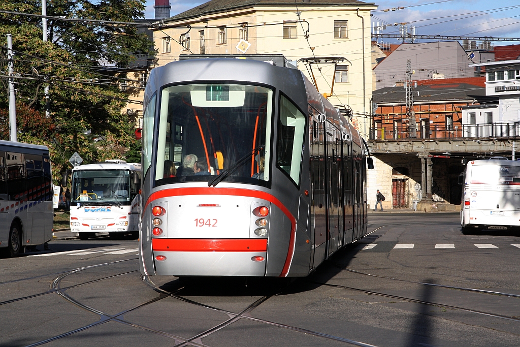 DPMB 13T 1942 am 29.September 2018 bei der Haltestelle Hlavni nadrazi.