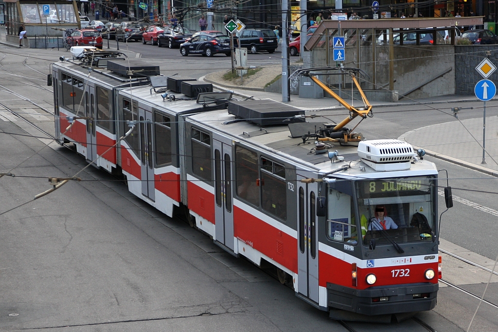 DPMB KT8D5N 1732 am 18.August 2018 bei der Haltestelle Hlavni nadrazi.