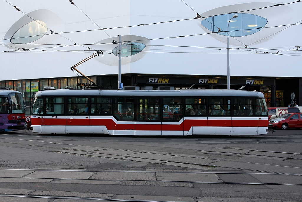 DPMB Vario LFR.E 1574 am 18.August 2018 bei der Haltestelle Hlavni nadrazi.