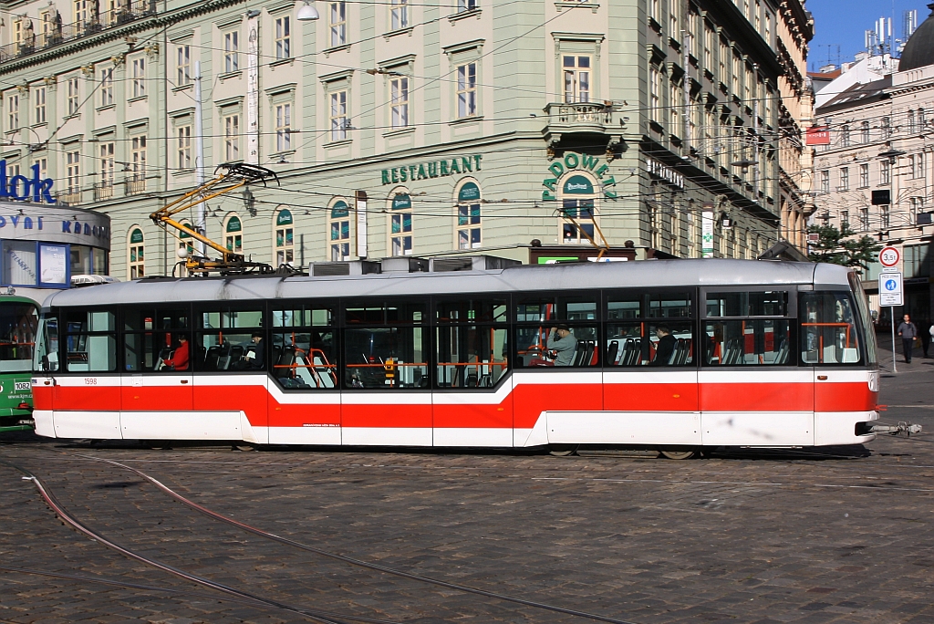 DPMB Vario LFR.E 1598 am 29.September 2018 bei der Haltestelle Hlavni nadrazi.