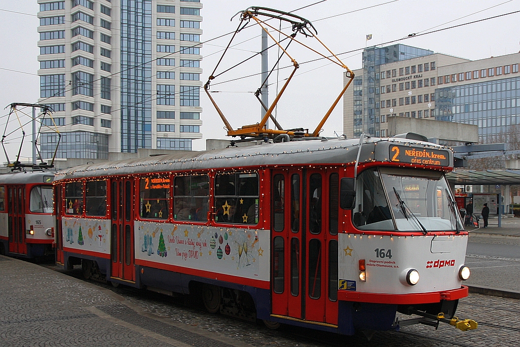 DPMO T3R.P 164 mit Weihnachtsbeleuchtung am 02.Dezember 2018 in der Haltestelle Hlavi Nadrazi.