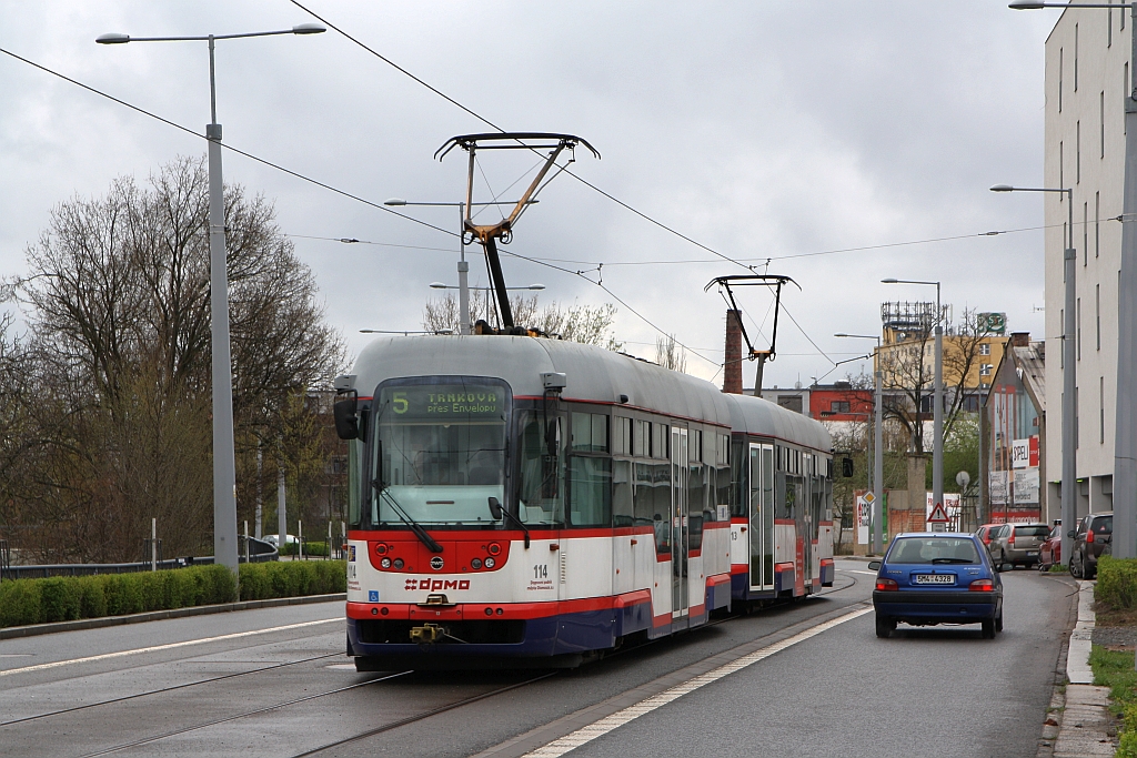 DPMO Vario LF+/o 114 und 113 am 06.April 2019 in der Švýcarské nábř.