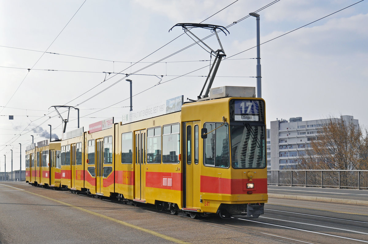 Dpooeltraktion Be 4/8 241 und Be 4/6 261, auf der Linie 17, wird wegen abgenutzten Geleisen in der Klybeckstrasse nicht mehr zu normalen Endstation am Wiesenplatz geführt. So soll gewährleistet werden, dass die Linie 17 nicht zu viel Verspätung bekommt und dadurch am Theater nicht mehr vor die Linie 10 fahren kann. Darum fährt die Linie 17 ab Schifflände via St.Johann - Dreirosenbrücke - Bläsiring - Claraplatz nach Ettingen. Die Aufnahme stammt vom 24.03.2016.