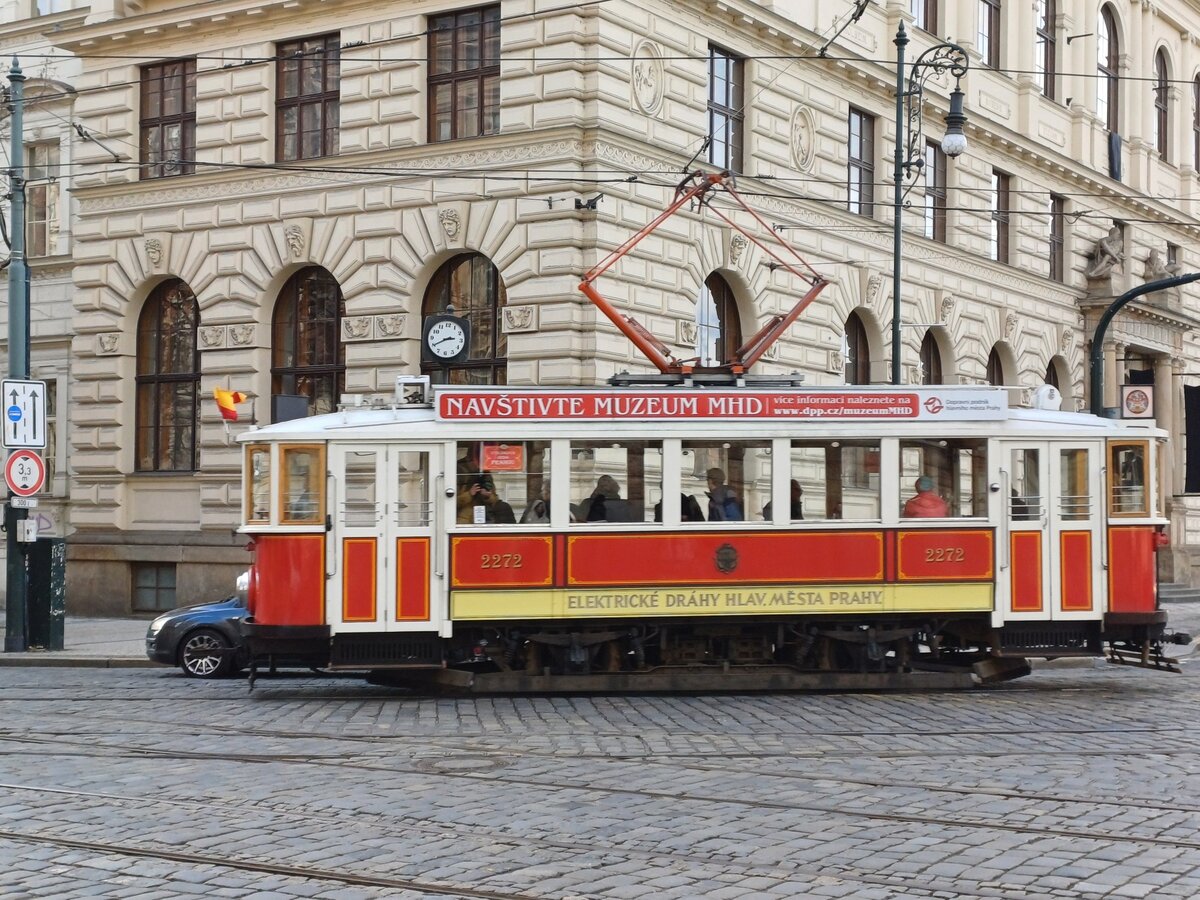 DPP 2272 am 13.02.2024 auf Stadtrundfahrt an der Haltestelle Staroměstsk in Prag. https://muzeum.dpp.cz/