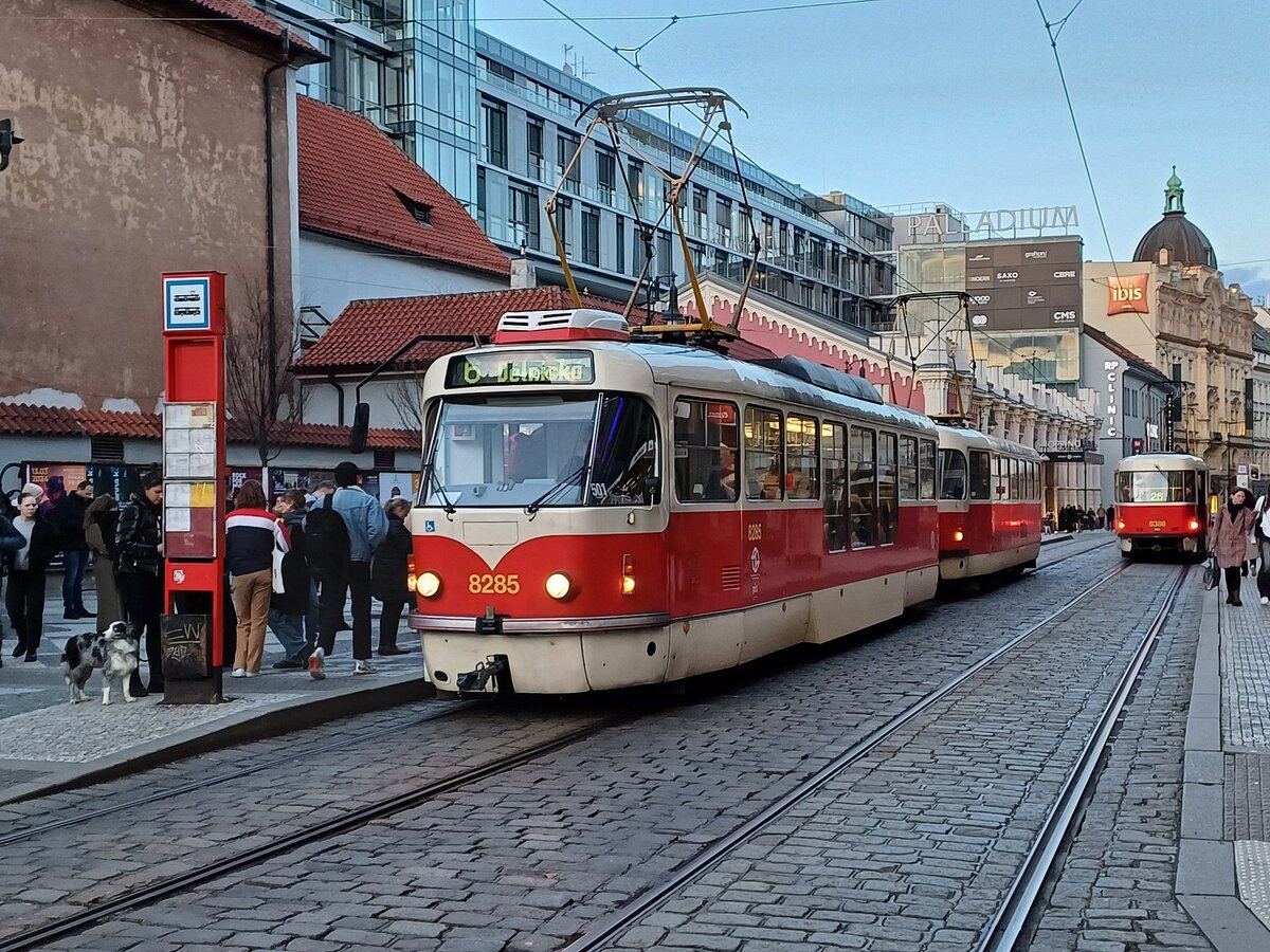 DPP 8285 als Linie 6 nach Delnicka, am 13.02.2024 an der Haltestelle Nměst Republiky in Prag.