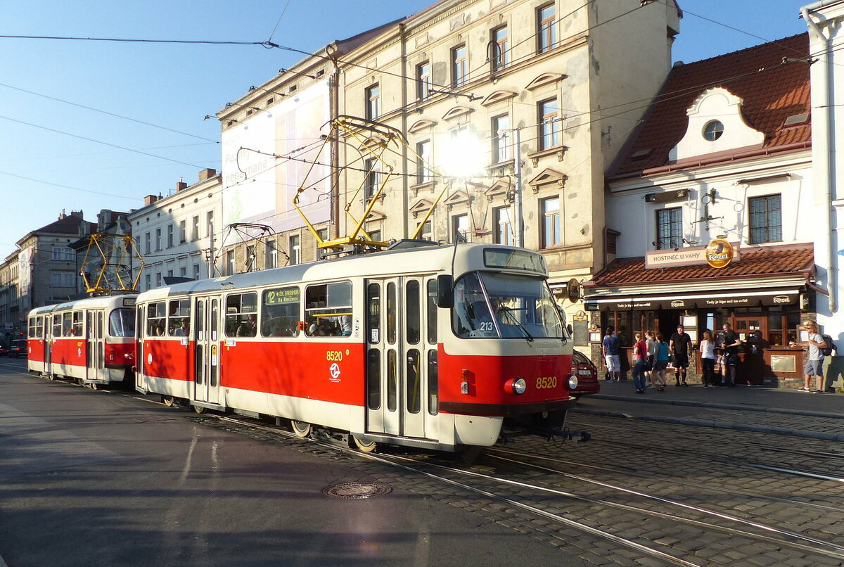 DPP 8520 + 8521 als Linie 12, am 07.06.2019 an der Haltestelle Na Knížecí in Prag.