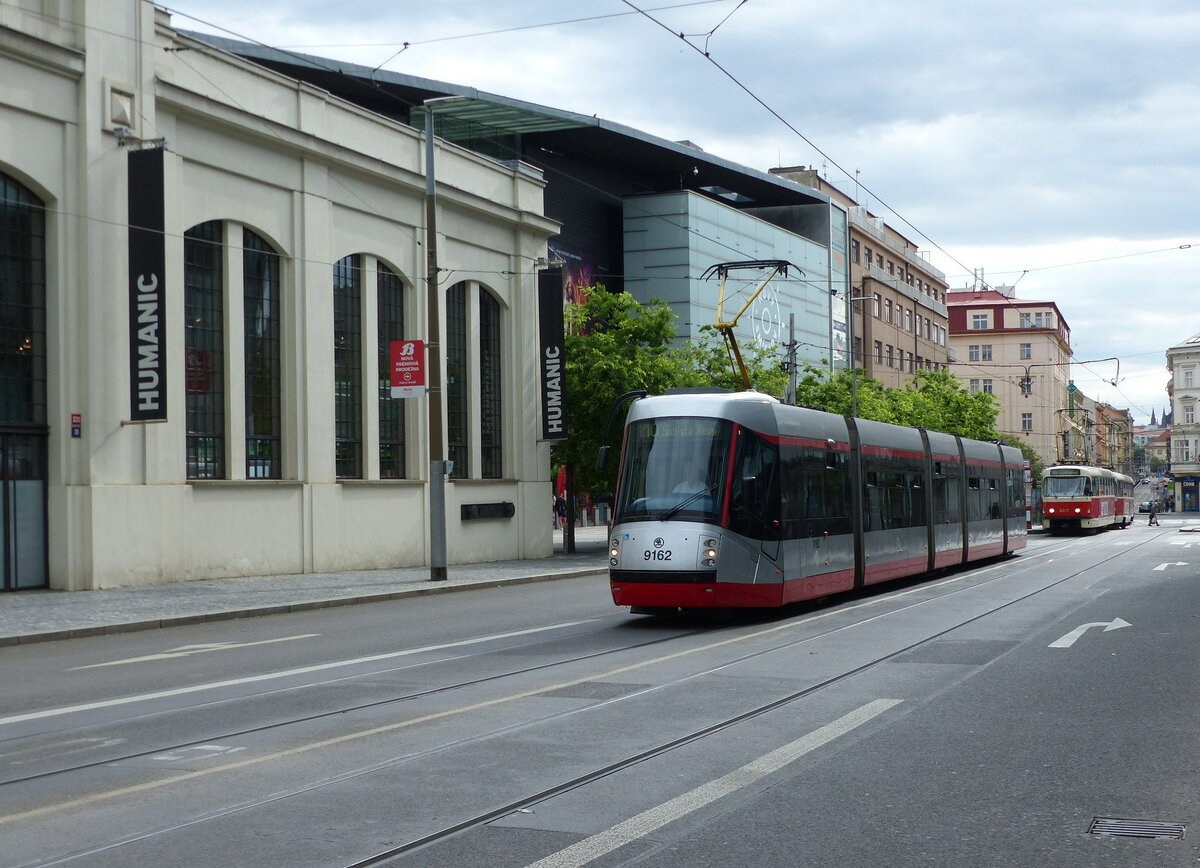 DPP 9162 als Linie 10, am 08.06.2019 an der Haltestelle Anděl in Prag.