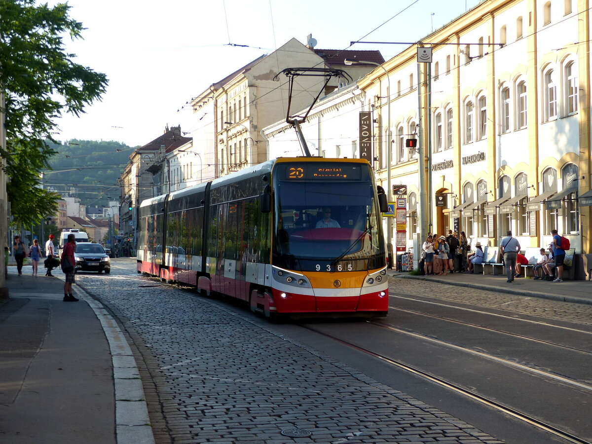 DPP 9365 als Linie 20, am 07.06.2019 an der Hst. Na Knížecí in Prag.