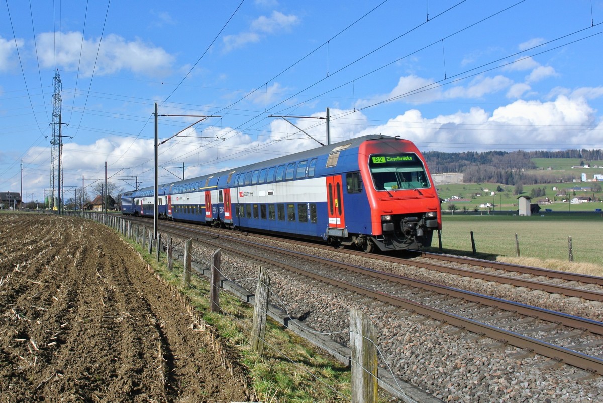 DPZ 025 als S8 18243 bei Siebnen-Wangen, 12.02.2014.