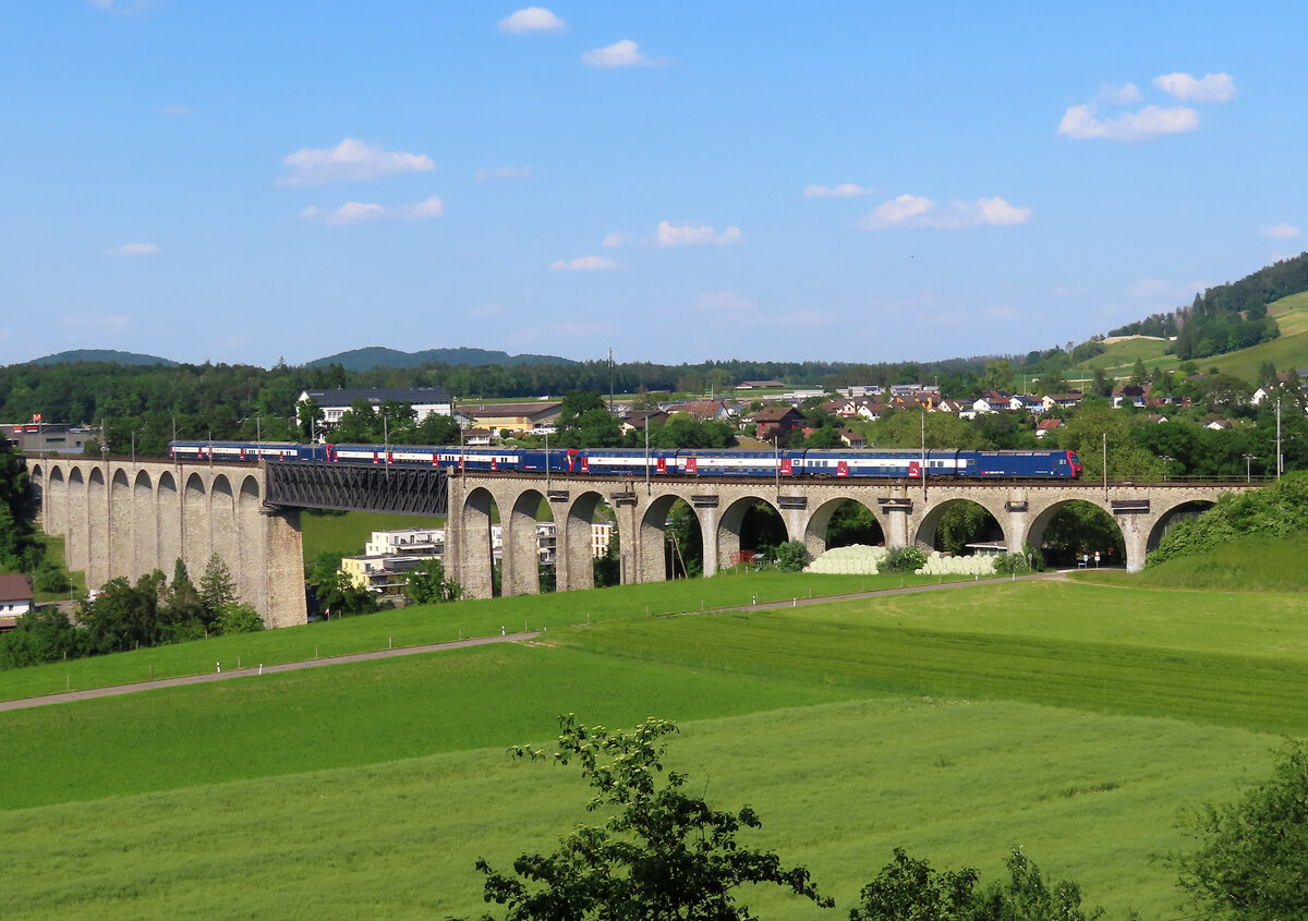 DPZ (Doppelstockpendelzug) der Linie S9 von Schaffhausen nach Uster überquert den Rhein auf dem Rheinviadukt bei Eglisau. Eglisau, 30.5.2023