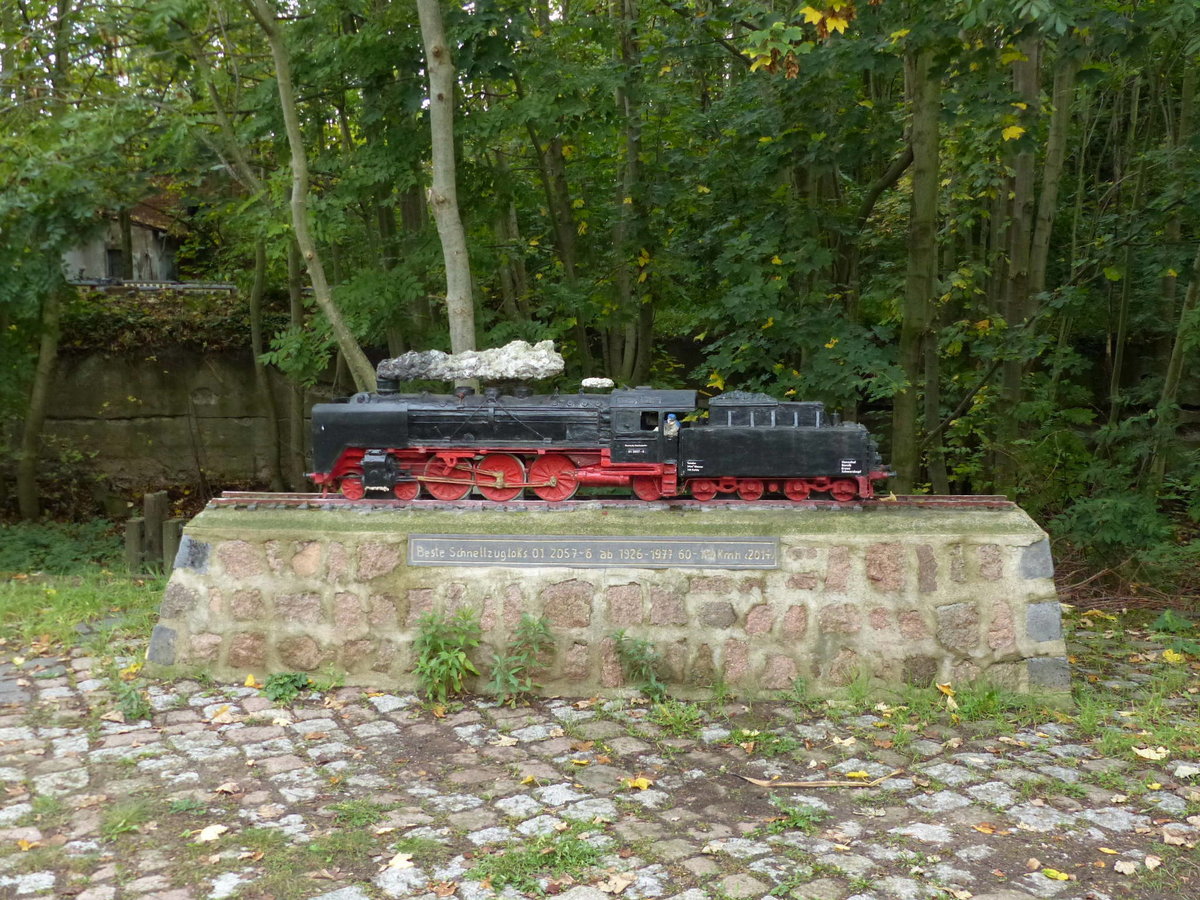 DR 01 2057-6 als 1:10 Steinmodell, am 28.09.2019 am ehemaligen Bahnhof Gerbstedt.