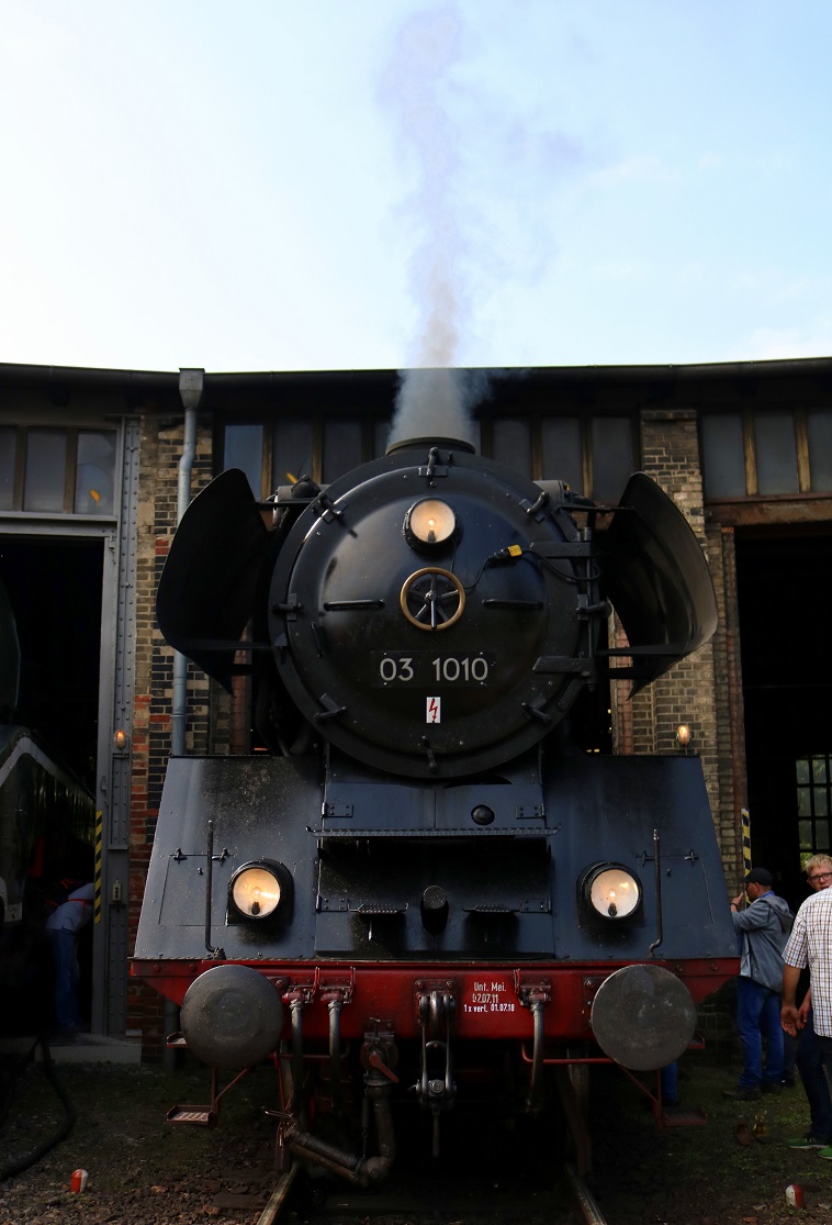 DR 03 1010 steht vor dem Lokschuppen des DB Museums Halle (Saale) anlässlich des jährlichen Sommerfests. [26.8.2017 - 14:42 Uhr]
