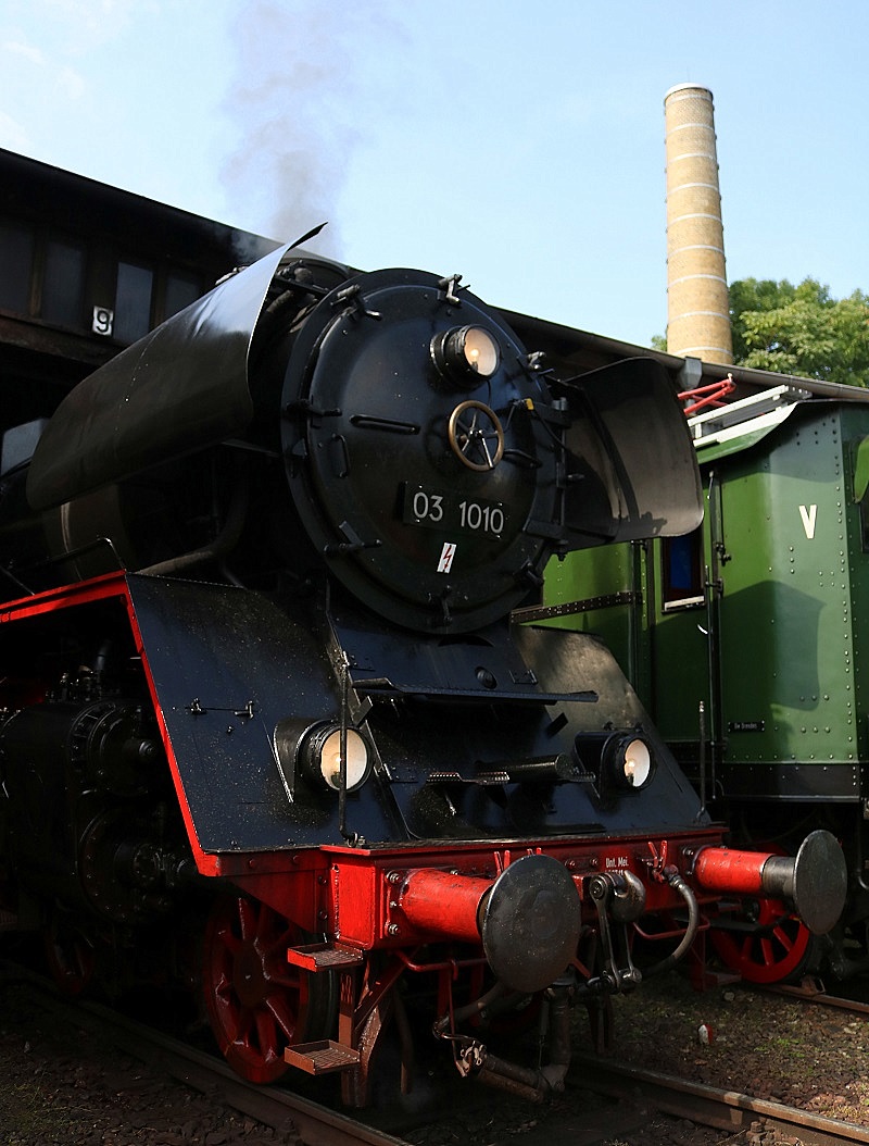 DR 03 1010 steht vor dem Lokschuppen des DB Museums Halle (Saale) anlässlich des jährlichen Sommerfests. [26.8.2017 - 14:49 Uhr]