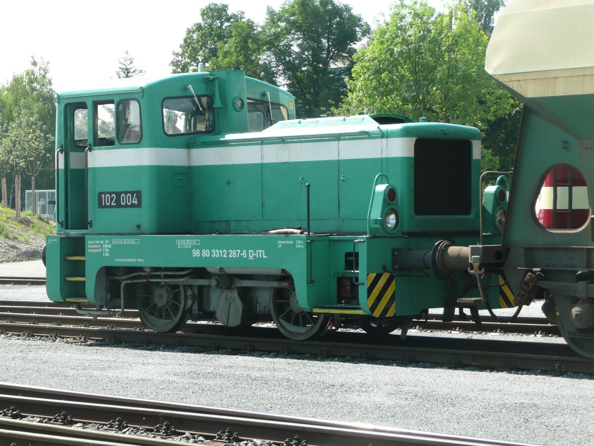DR 102 004 im Diensten bei der ITL Eisenbahngesellschaft vor Bauzug im Bahnhof Pirna, fotografiert am 18.06.2014