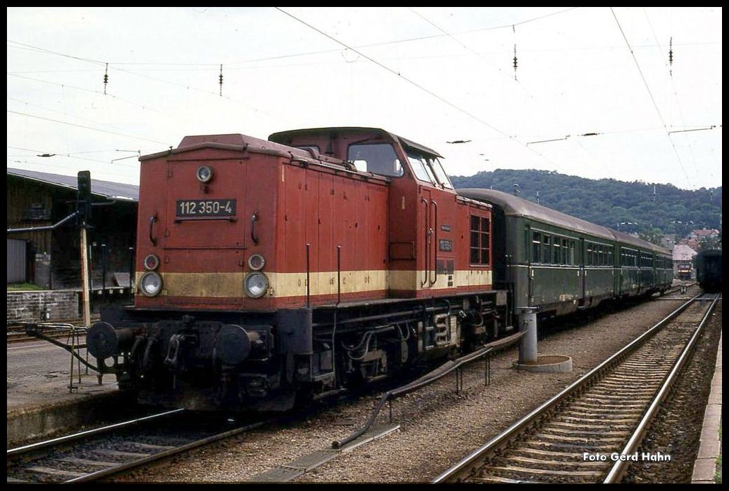 DR 112350 mit einer kompletten Wagen Garnitur mit Mitteleinstieg am 22.6.1991 im Bahnhof Blankenburg.
