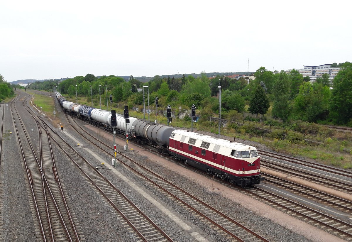 DR 118 719-4 ( EBS  1228 719-1 ) fährt mit einem Kesselwagenzug vom Chemiewerk Bad Köstritz ins DB Netz von Gera am 20.8.2019