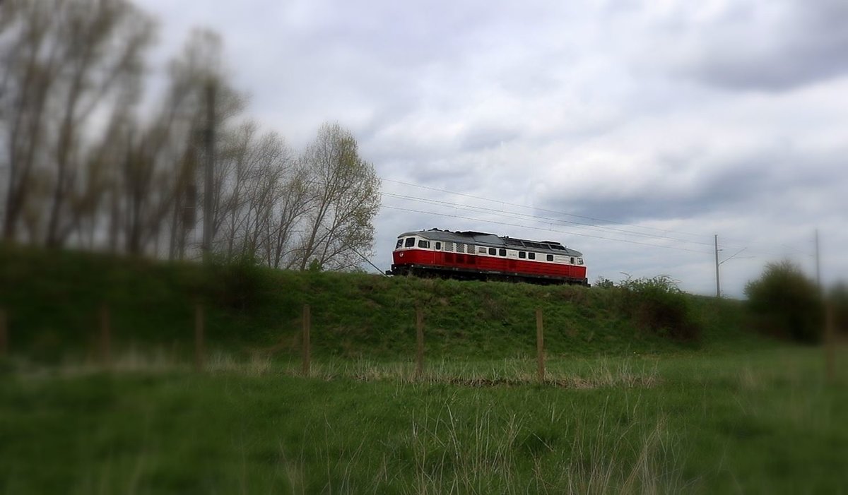DR 132 als Tfzf fährt am Zscherbener Gartenweg auf der Bahnstrecke Halle–Hann. Münden (KBS 590) vorbei. [11.4.2017 - 17:40 Uhr]