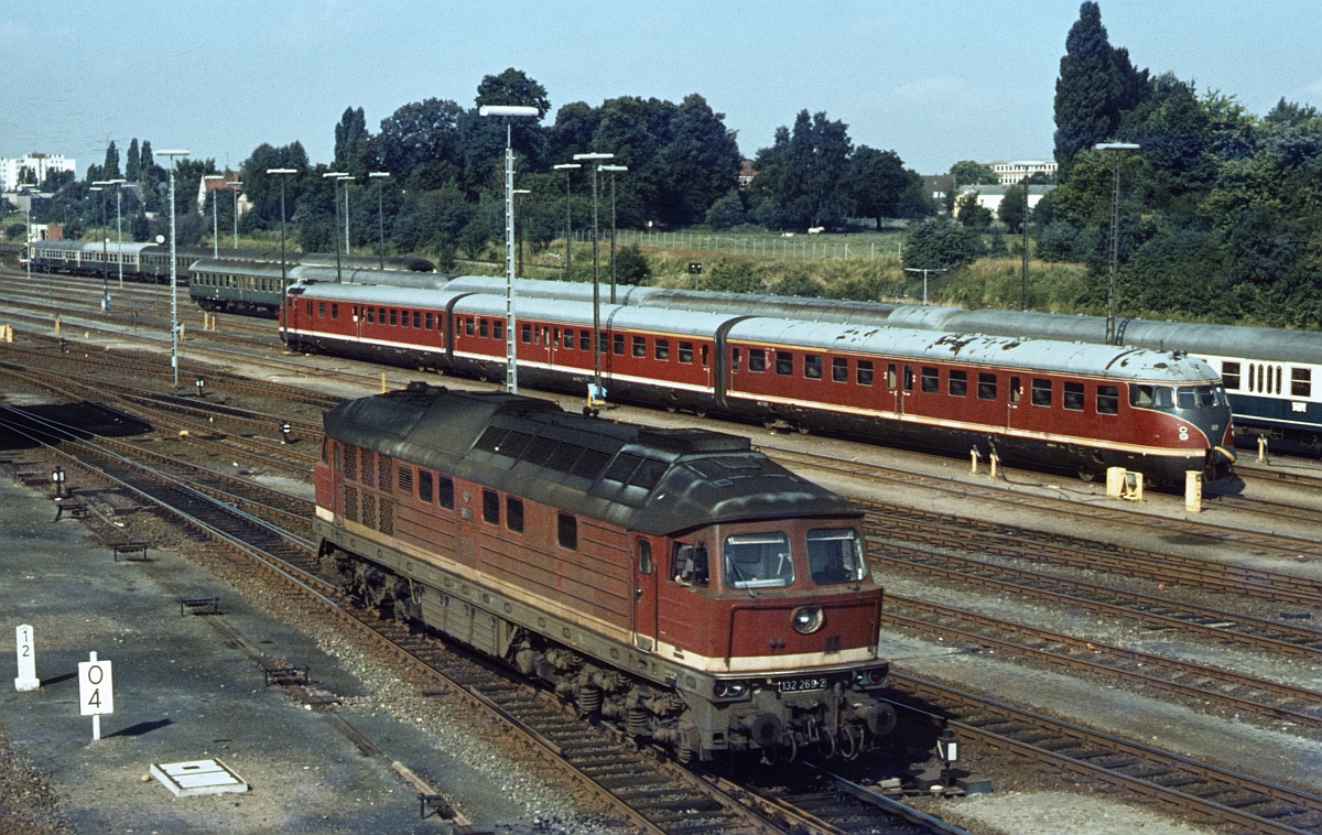 DR-132 trifft auf DB-612. Lbeck Hbf, 12.8.1980. 