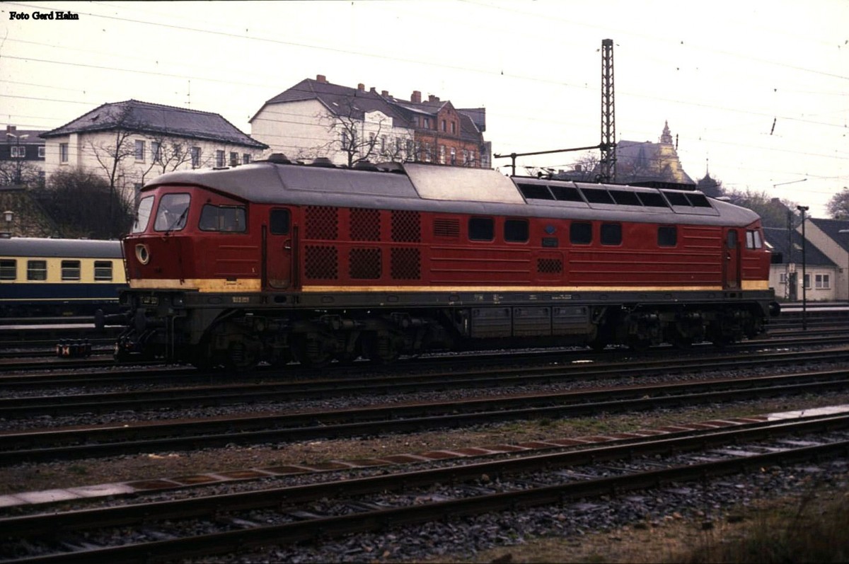 DR 132144 wartet im Bahnhof Helmstedt am 5.4.1989 auf ihren Einsatz vor einem Interzonenzug nach Berlin.