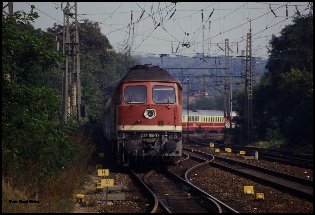 DR 132158 fährt am 5.10.1991 um 12.41 Uhr aus Berlin kommend mit dem IC 601  Rheinland  in den Grenzbahnhof Helmstedt ein.