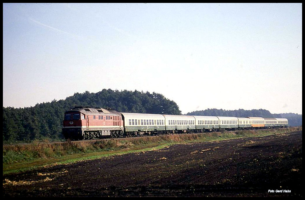 DR 132414 ist hier am 5.10.1991 um 9.34 Uhr bei Jeserig mit einem langen Schnellzug aus Magdeburg kommend in Richtung Berlin unterwegs.