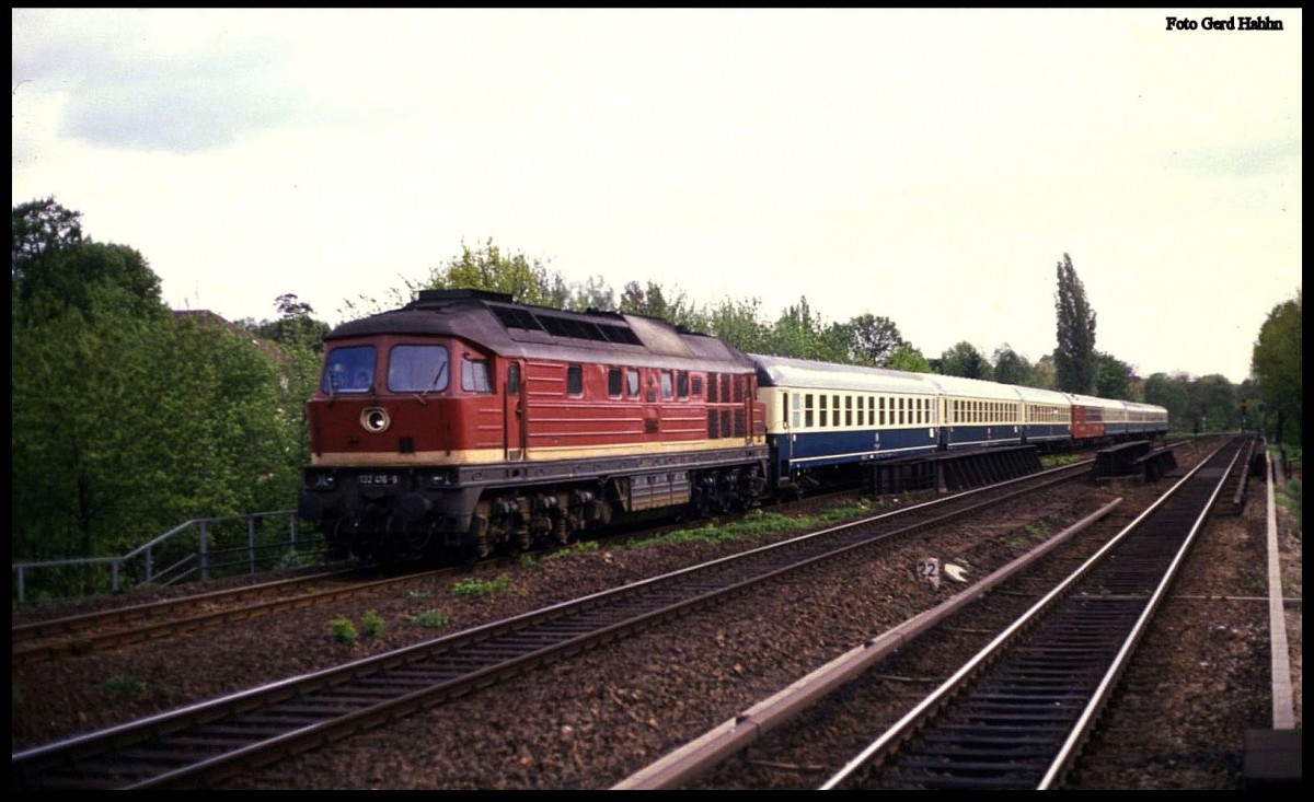 DR 132416 am 6.5.1989 um 16.25 Uhr mit D aus Saarbrücken in der Nähe des S-Bahn Bahnhofs Berlin - Wannsee.