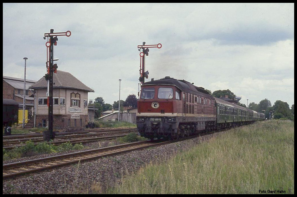 DR 132480 fährt hier am 22.6.1991 um 13.50 Uhr im Bahnhof Klostermansfeld mit einem langen Eilzug nach Erfurt ab.