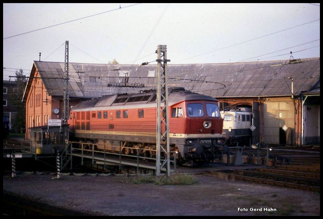DR 132623 am 3.10.1990 auf der Drehscheibe im BW Bebra.