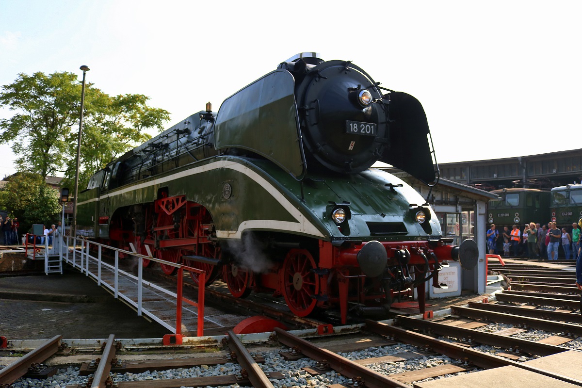 DR 18 201, mit einer Höchstgeschwindigkeit von 182,4 km/h eine der schnellsten betriebsfähigen Dampflokomotiven der Welt, wird auf der Drehscheibe des DB Museums Halle (Saale) anlässlich des jährlichen Sommerfests präsentiert. [26.8.2017 - 15:56 Uhr]