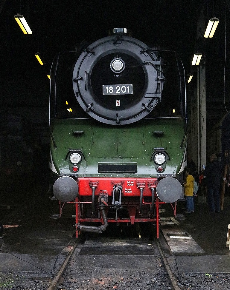 DR 18 201, mit einer Höchstgeschwindigkeit von 182,4 km/h eine der schnellsten betriebsfähigen Dampflokomotiven der Welt, hat sich aufgrund des Regens leider in den Lokschuppen des des ehemaligen Bw Lutherstadt Wittenberg anlässlich der jährlichen Bahnaktionstage zurückgezogen. [24.9.2017 | 11:35 Uhr]