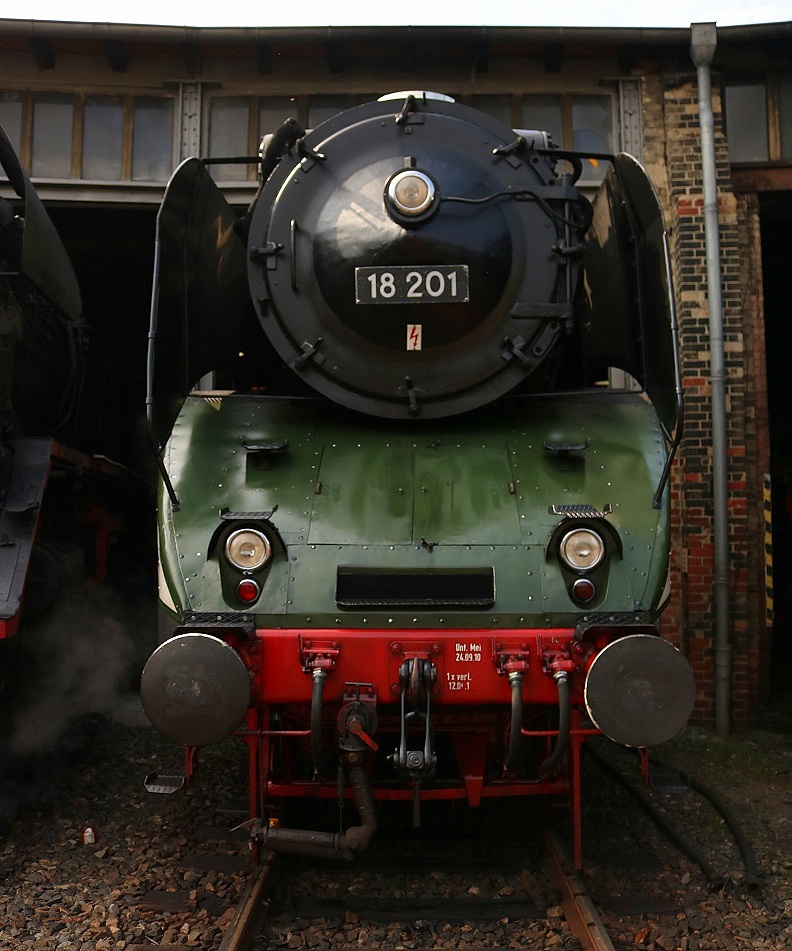 DR 18 201 steht vor dem Lokschuppen des DB Museums Halle (Saale) anlässlich des jährlichen Sommerfests. Sie ist mit einer Höchstgeschwindigkeit von 182,4 km/h eine der schnellsten betriebsfähigen Dampflokomotiven der Welt und hat daher zahlreiche  Fans  für sich gewonnen. [26.8.2017 - 14:49 Uhr]