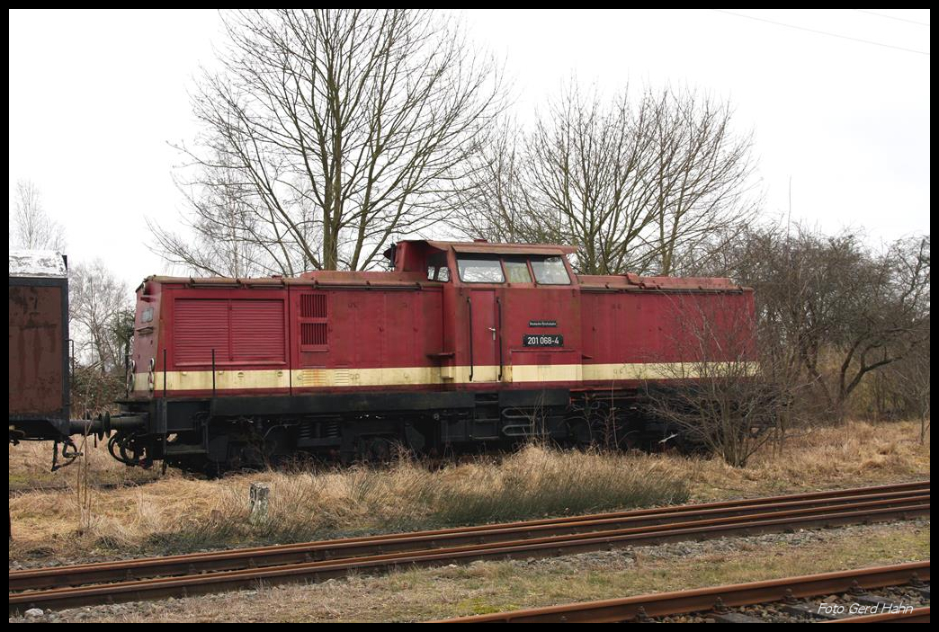 DR 201068 hat von Plau am See den Weg nach Meyenburg gefunden und steht nun hier am 26.02.2017 am Eisenbahn Romantik Hotel.