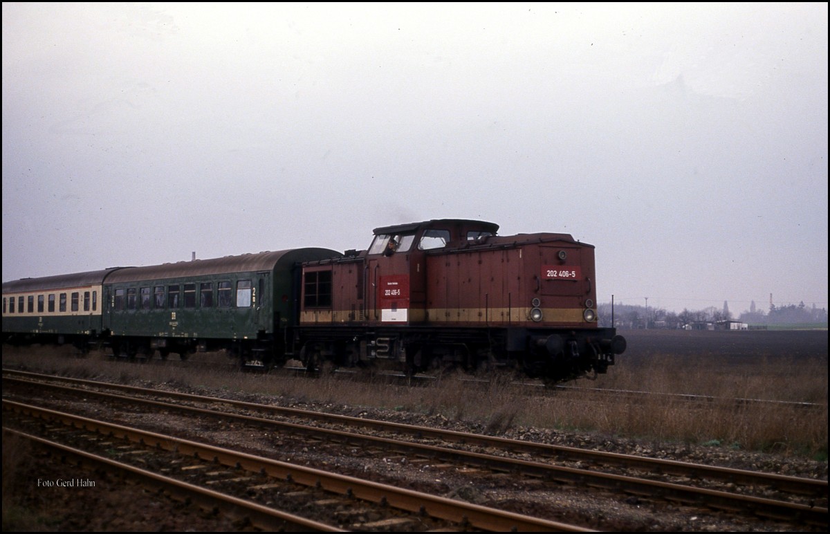 DR 202406 war am 21.3.1992 mit dem P 6243 in Staßfurt unterwegs nach Güsten und fährt hier in Höhe des BW Staßfurt vorbei.